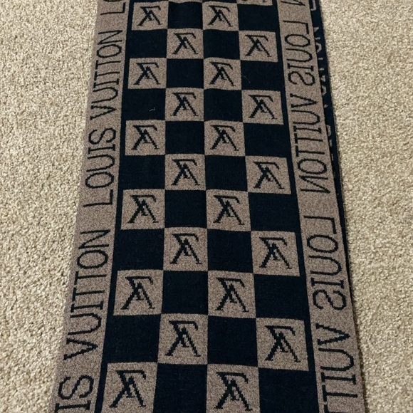 Louis Vuitton Scarf - Picture 5 of 8